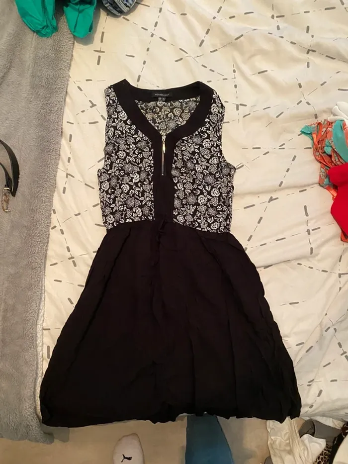 Robe noir à fleurs