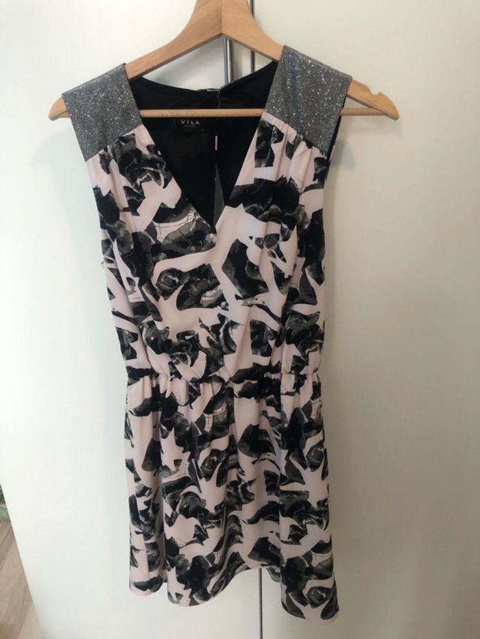 Robe rose et noire