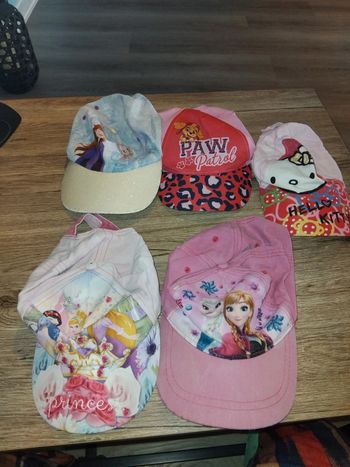Lot casquettes filles