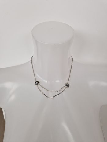 Collier argenté avec pierres couleur saphir