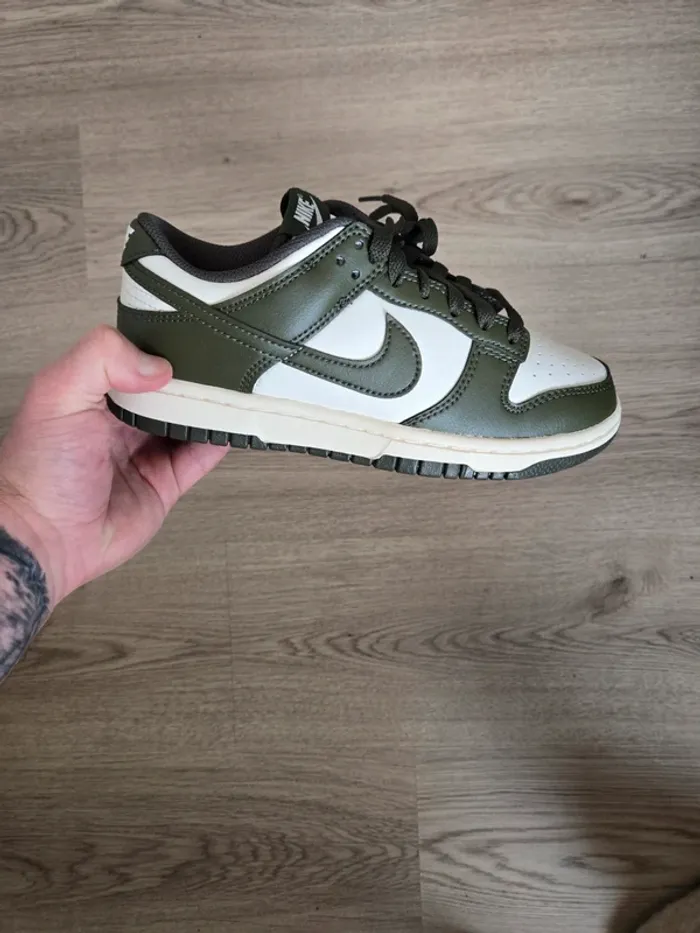 Nike dunk low taille 37,5 neuves blanc kaki - photo numéro 3