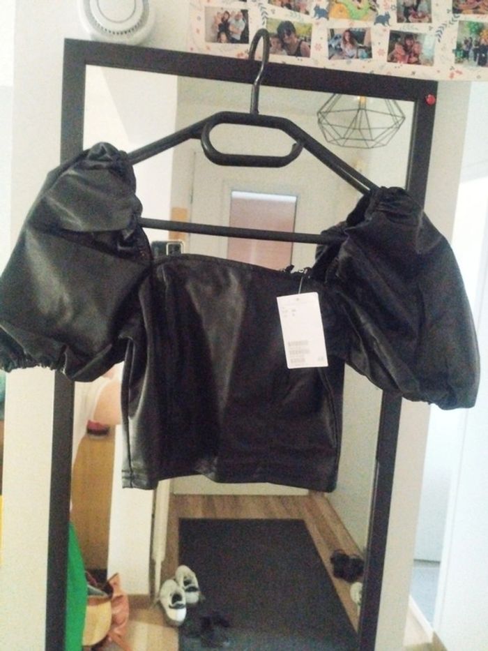 Crop top en simili noir taille 34 H&M neuf