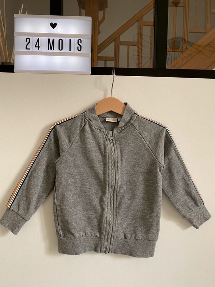 Sweat zippé gris chiné avec bandes oranges/blanches/bleues - 24 Mois