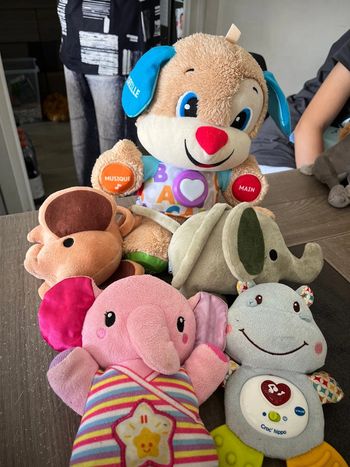 lot de peluches et jouet bébé
