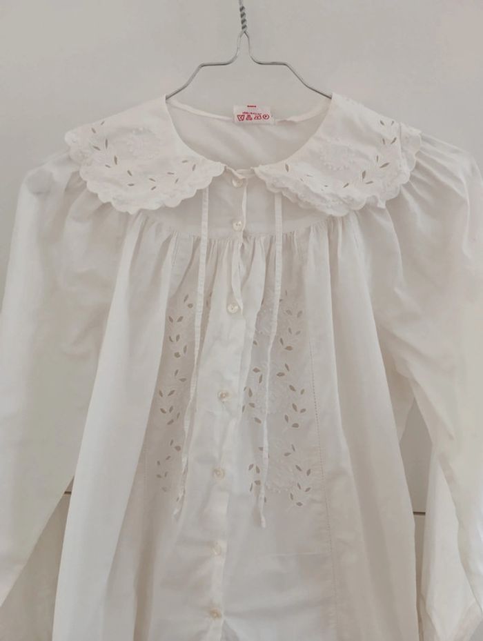 Blouse blanche boutonnée 
Col claudine broderie anglaise - photo numéro 5