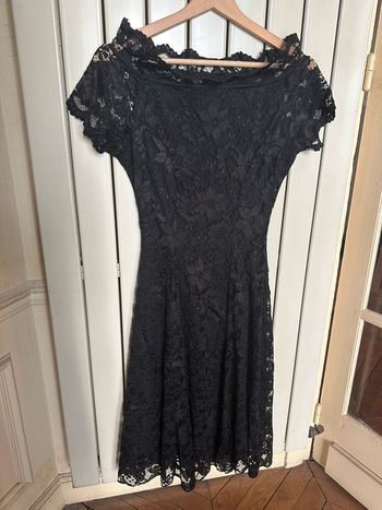 Petite robe noire en dentelle off the shoulders Made in the uk neuve