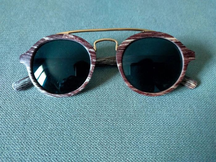 Lunettes de soleil style bois + barre dorée