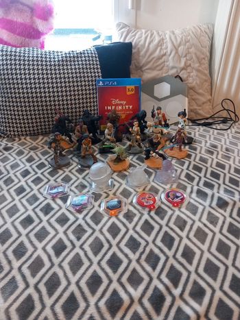 Lot de figurine infinity star wars plus le socle et le jeu sur ps4