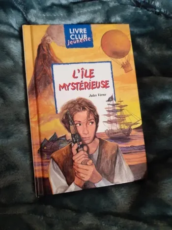 Livre "l'île mystérieuse" Jules Verne