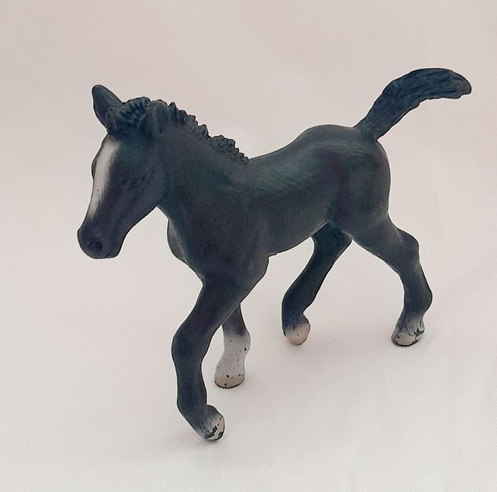 Figurine Schleich Poulain noir et blanc