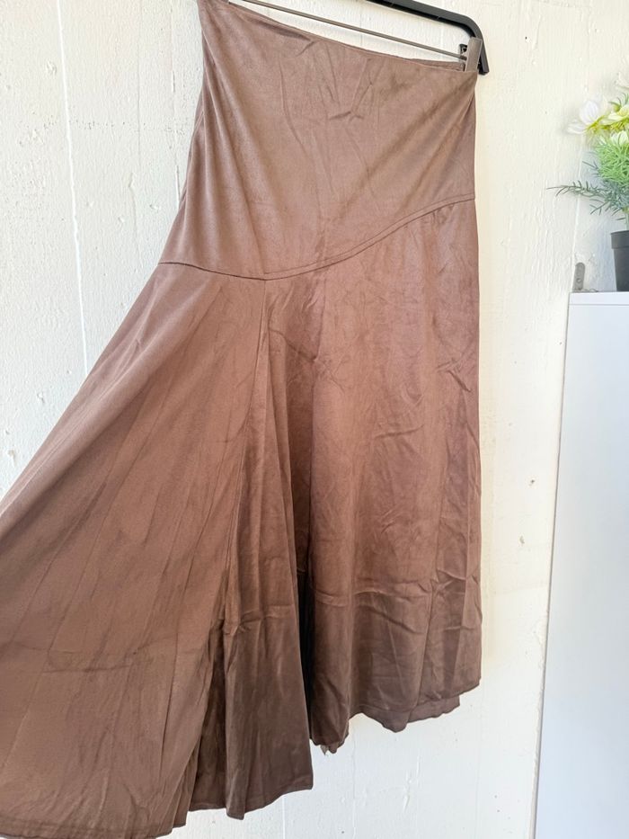 Jupe toucher peau de pêche velours marron  Légère asymétrie - photo numéro 4