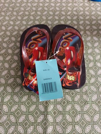 Paire de claquettes neuves Cars taille 25