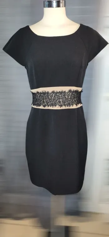 Robe noire chic avec dentelle – parfaite pour soirée ou événement