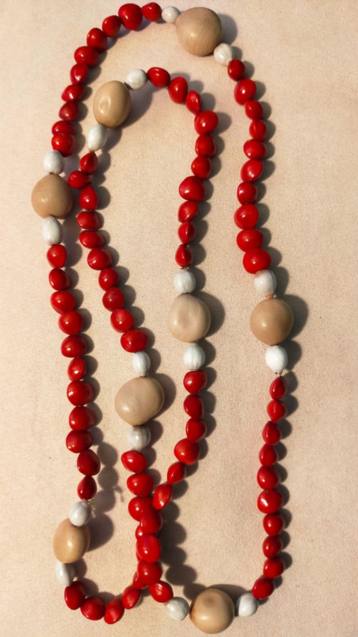 Collier vintage en graines naturelles rouges & ivoire végétal – Collection Terres d’Ailleurs - photo numéro 4