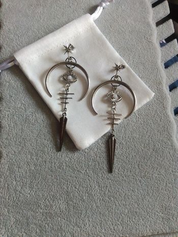 Boucles d'oreilles argentées et pierres blanches