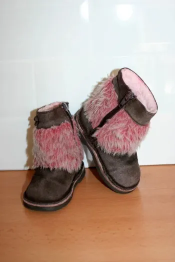 Bottines fourrées chocolat, pointure 22/23 à vérifier