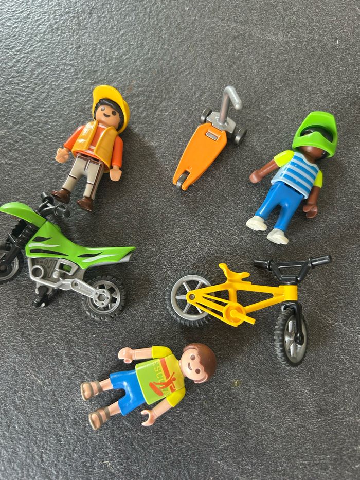 Lot de playmobil enfants en vélo moto et trottinette - photo numéro 4
