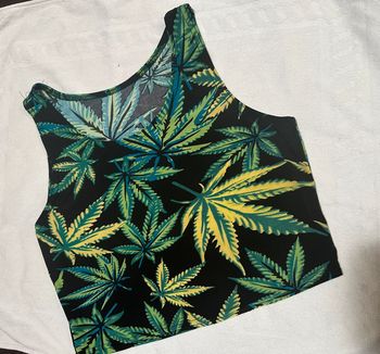 Top court motif feuilles 🍁 sur fond noir – taille S.