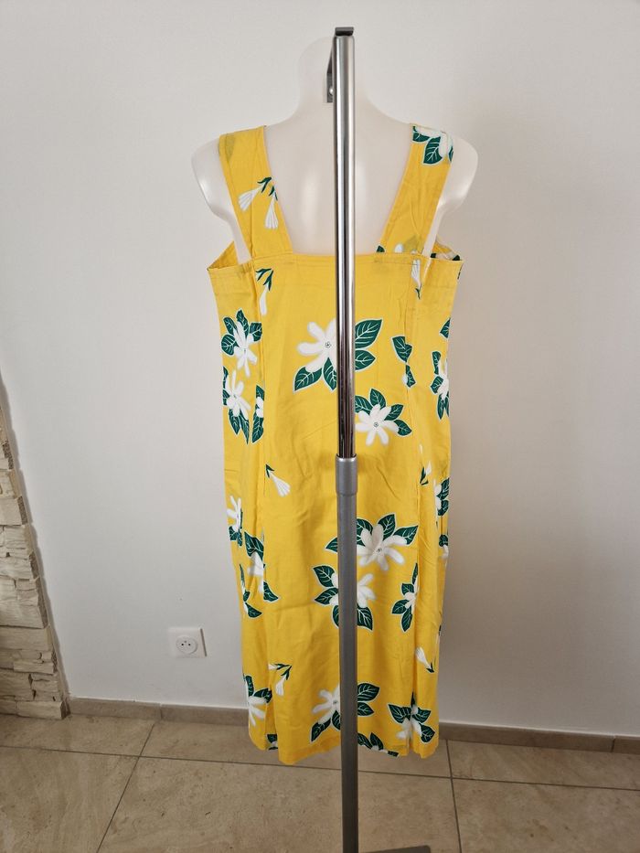 Robe polynésienne jaune à fleurs blanche et feuilles vertes - photo numéro 4