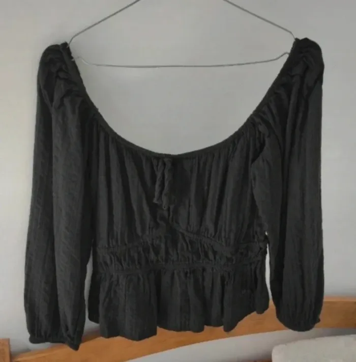 Blouse noire élégante de la marque Mango, taille S