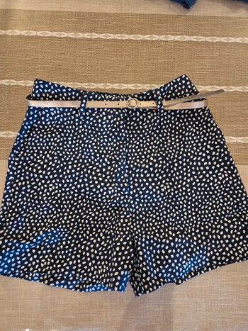 Short Camaïeu bleu marine et blanc avec ceinture dorée T34