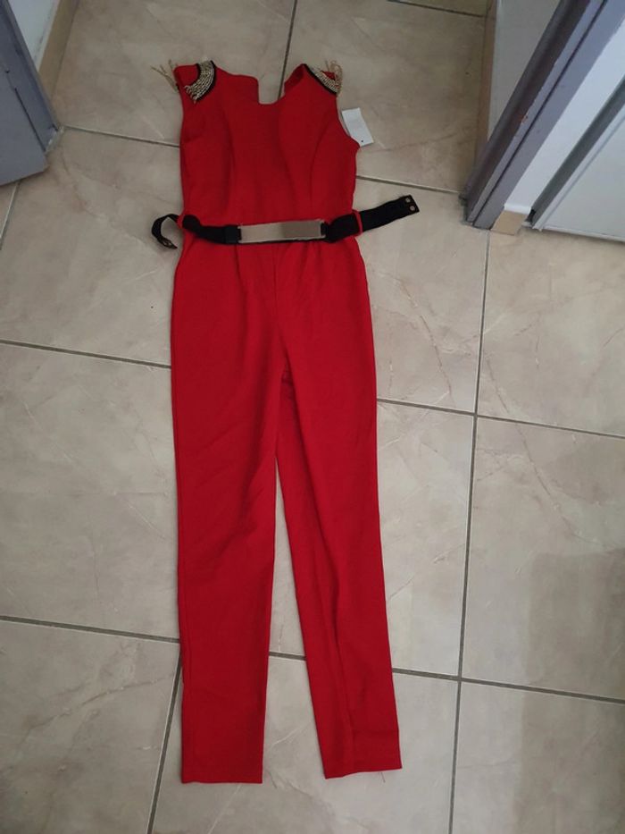 Combinaison rouge jamais porté - photo numéro 2