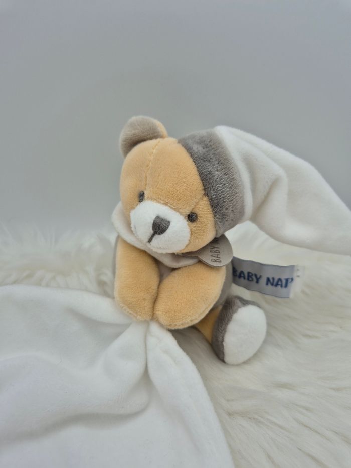 Doudou pantin Lapin Luminescent avec son mouchoir blanc gris taupe  Baby Nat BN0137 - photo numéro 3