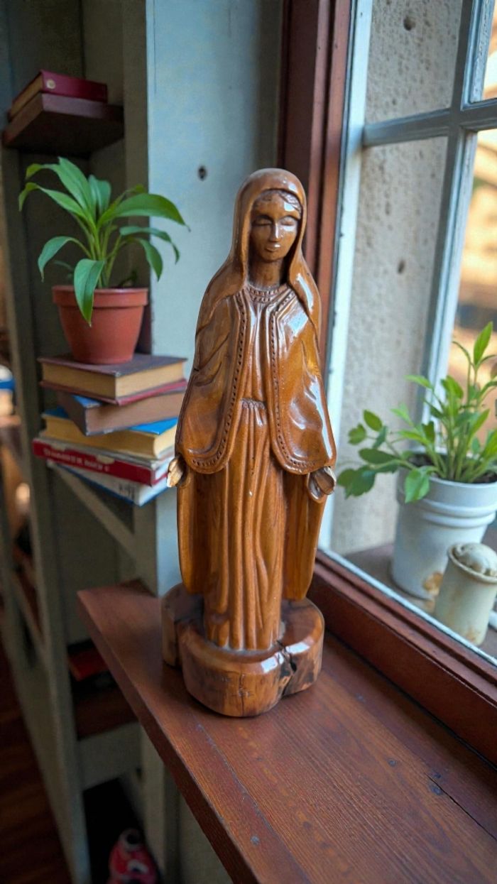 Sculpture de 1973 de la vierge immaculée 24. Cm de hauteur