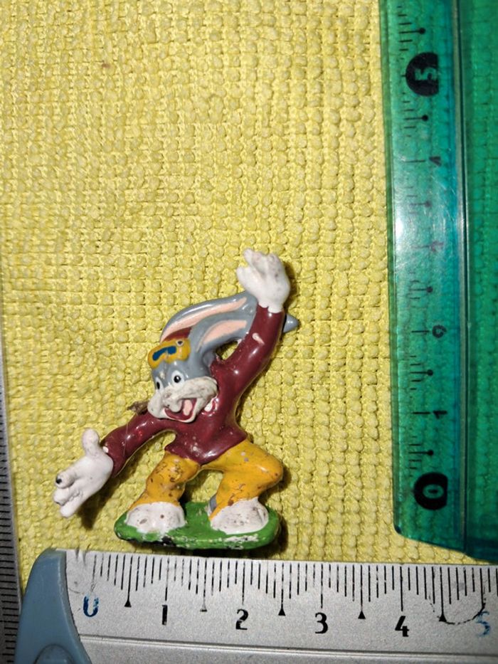 Bugs bunny figurine
