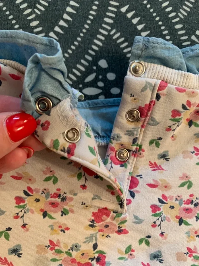 Pull tape à l’œil fleuris avec effet sur chemise taille 36 mois - photo numéro 5