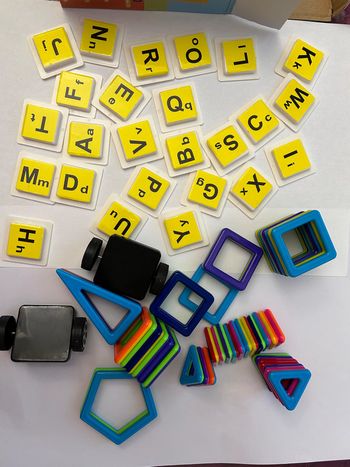 Neuf: jeu blocks magnétics et lettres de l’alphabet, 2 plateaux roues
