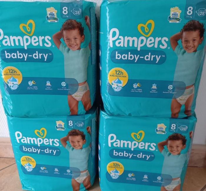 Lot de 4 paquets des couches Pampers taille 8