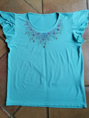 T-shirt bleu turquoise brodé de strass