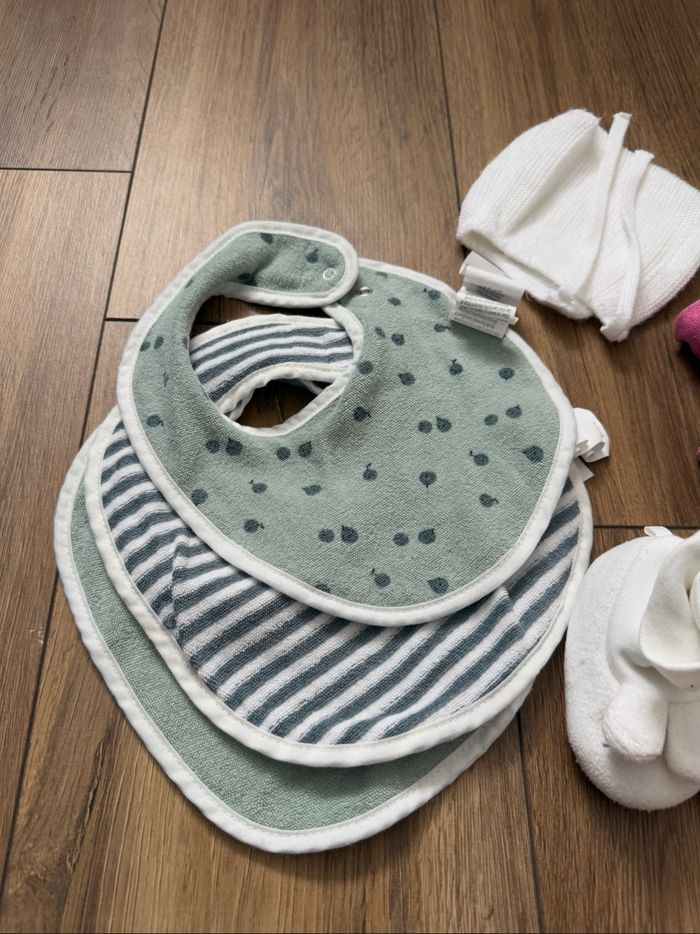 Lot bavoirs chaussettes - photo numéro 2