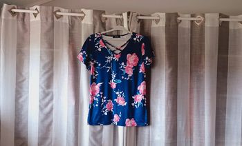 Tee-shirt femme bleu motif fleuri, tissu fluide, croisé devant, taille M