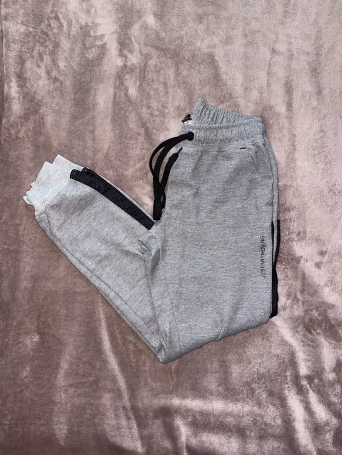 Pantalon de jogging femme gris Bershka taille XS en très bon état.