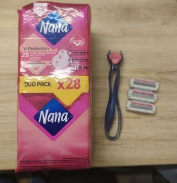 Lot serviettes hygiéniques et lames rasoirs Neuf.