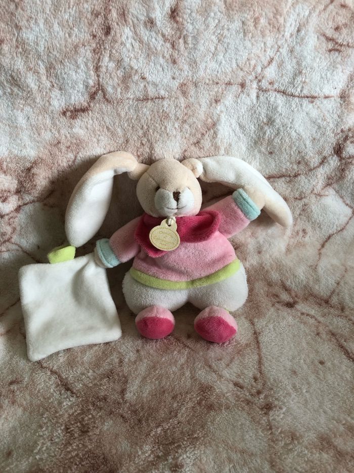 Doudou peluche Alinéa lapin rose vert mouchoir blanc DC2856AL Doudou Et Compagnie