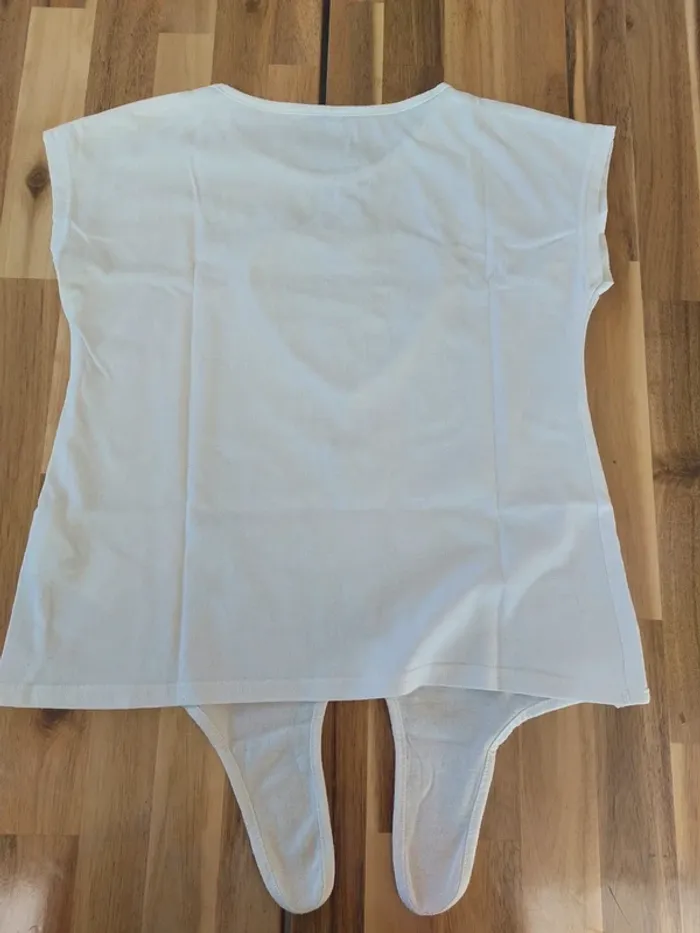 T-shirt blanc avec cœur bleu - photo numéro 3