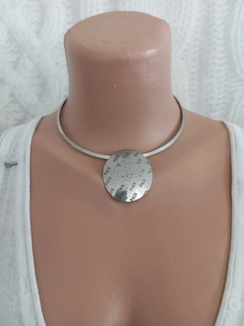 Ras du cou torque message "paix"