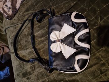 Sac à main noir avec nœud blanc