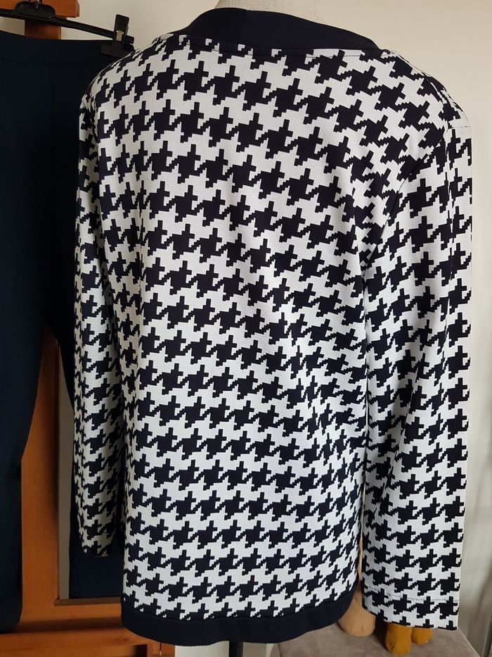 Veste blanche et bleu marine. 2 boutons. Natural. Taille XL, 55cm aux aisselles, 55cm de haut. - photo numéro 2