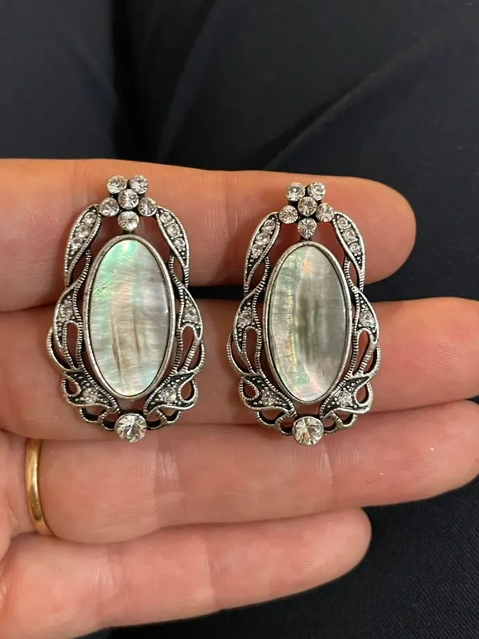 Boucle à clip métal argenté strass et nacre. - photo numéro 4
