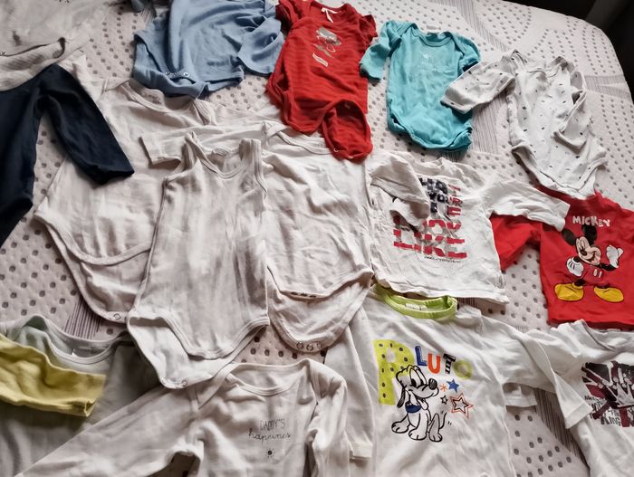Lot de bodies et quelques teeshirt - photo numéro 7