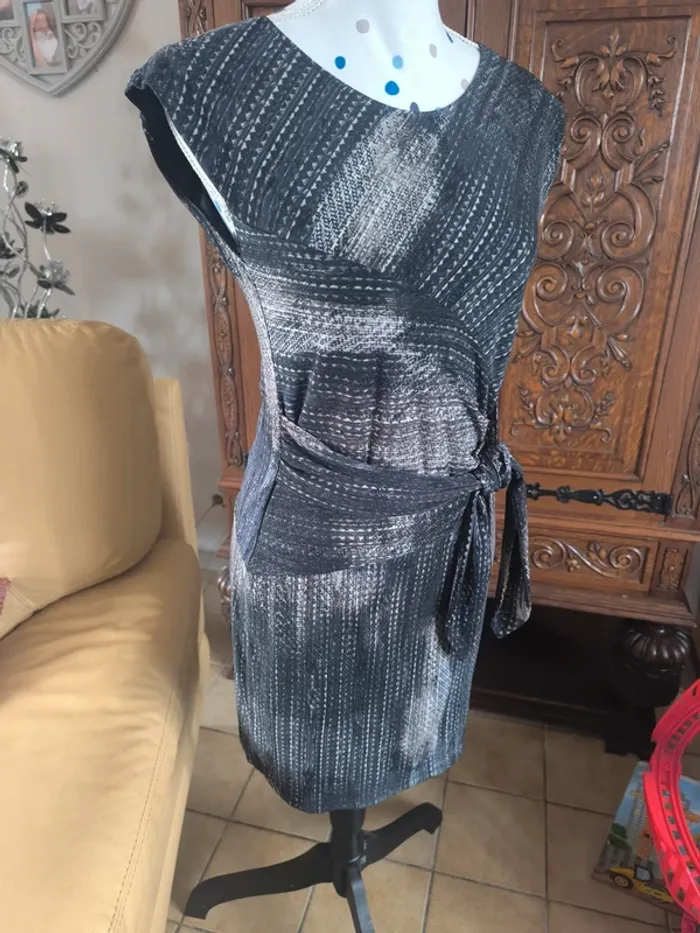 Jolie robe gris et beige - photo numéro 4