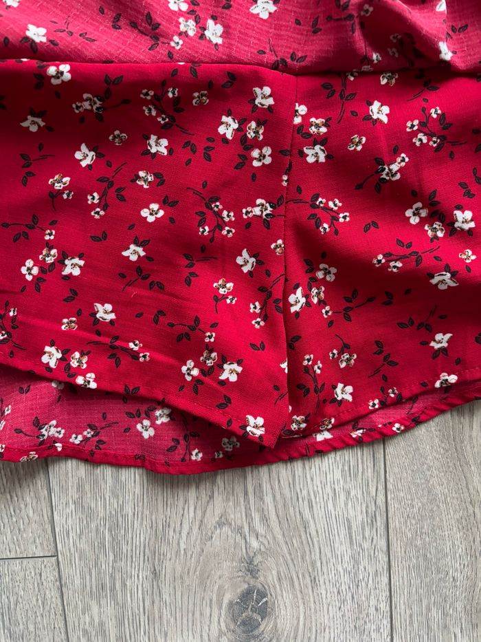 Jupe short fleurie rouge avec ceinture à nouer - photo numéro 4