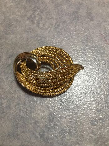 broche dorée