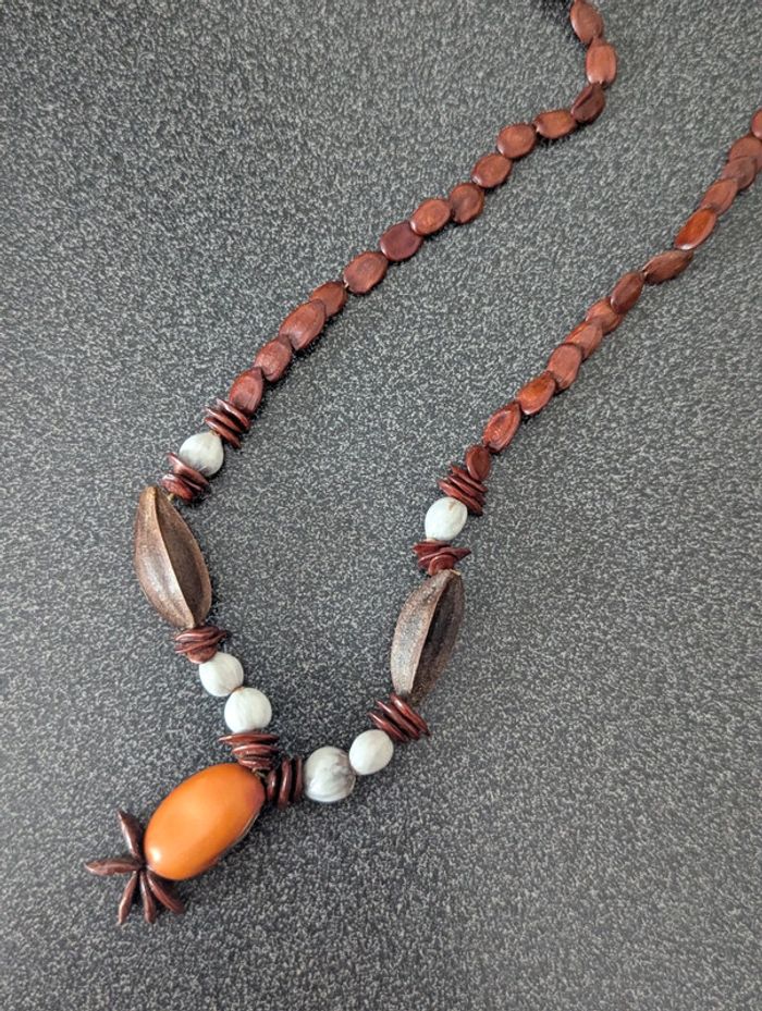Collier artisanal en bois