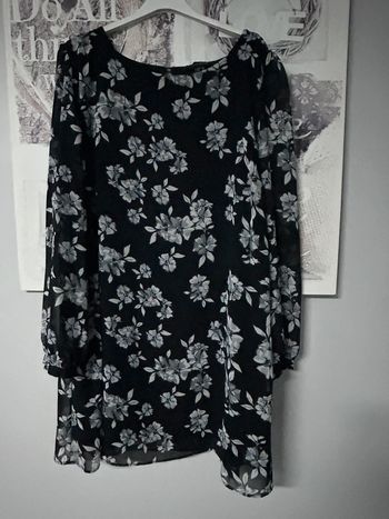 Robe noir à fleurs