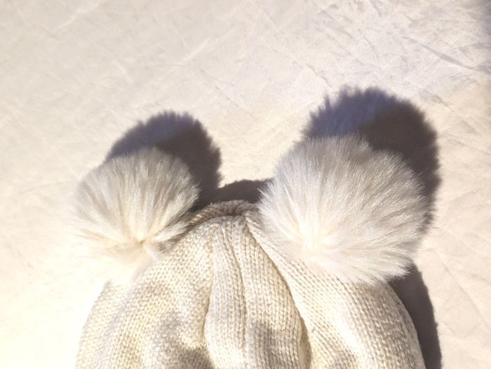 Petit Bonnet Blanc Petits Pompons Ronds Vêtement Accessoire Petits Enfants Bébés - photo numéro 2